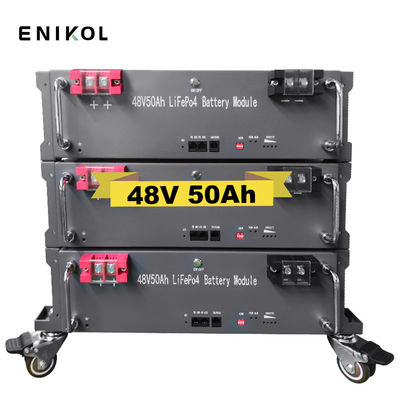 Batterie LiFePo4 empilable montée sur un rack 48V 50ah Batterie lithium-ion